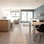 In Near The Seawall Apartman *