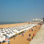 In Near The Seawall * Ostende