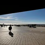 In Near The Seawall Apartman *
