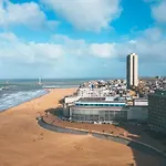 In Near The Seawall * Ostende