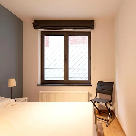 In Near The Seawall Daire *