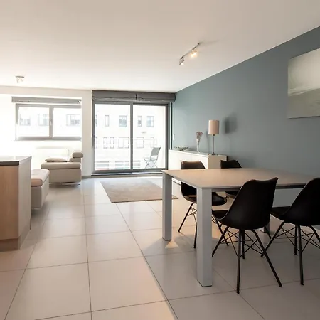 In Near The Seawall * Ostende