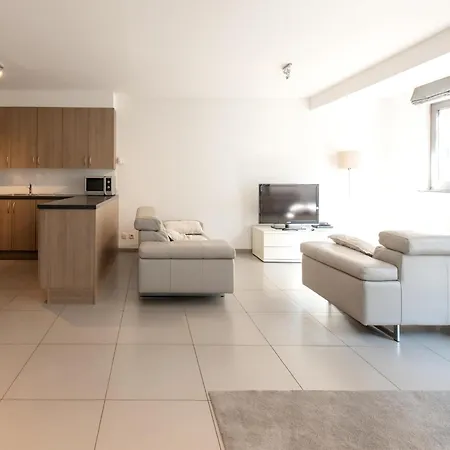 In Near The Seawall Apartment